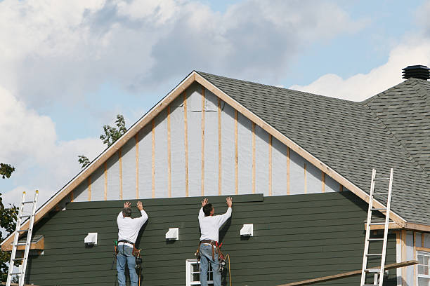 Professional Siding technician working in Abingdon, IL